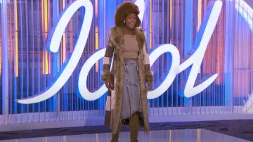 Dolls Kill Wanderlust Roaming Patchwork Manteau porté par Lashon comme on le voit dans American Idol (S23E03)