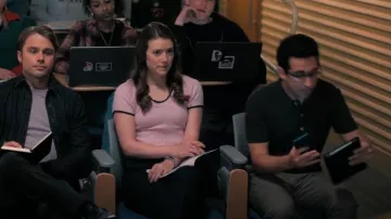 Suéter de manga abullonada azul kimchi Paris usado por Phoebe Duncan (Molly Kunz) como se ve en The Irrational (T02E16)