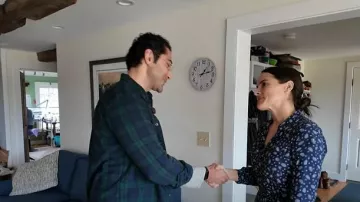 Robe Sezane Lauretta portée par Lilia Luciano vue dans CBS Mornings le 16 avril 2025