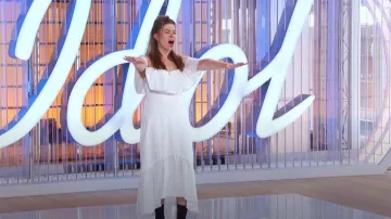Vestido midi de lino con volantes y volantes con hombros descubiertos Baela en blanco usado por Anna Aistova como se ve en American Idol (T23E05)