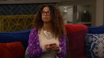 Melody Ehsani Cardigan Monogram porté par Courtney (Skye Townsend) comme on le voit dans The Neighborhood (S07E16)