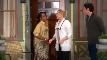 Anine Bing Erin Jupe en soie à imprimé léopard portée par Tina Butler (Tichina Arnold) comme on le voit dans The Neighborhood (S07E16)