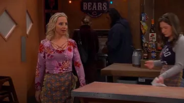 Guess Floral Lace Up Top porté par Becky Conner-Healy (Lecy Goranson) comme on le voit dans The Conners (S07E02)