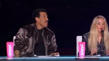Blouson Dior Bomber Saddle Pocket Nylon anthracite porté par Lionel RIchie comme on le voit dans American Idol (S23E06)