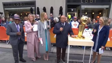 Veronica Beard Helmond Dickey Abrigo usado por Savannah Guthrie visto en Today el 16 de abril de 2025
