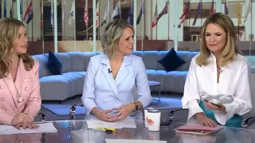 Simkhai Blythe Poplin Crop Shirt usado por Savannah Guthrie como se ve en Hoy el 16 de abril de 2025
