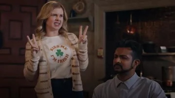Colby Cardi usada por Samantha Arondekar (Rose McIver) como se ve en Ghosts (T04E16)