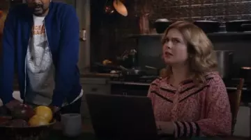 Atelier Reve Aura Shirt-Flower Paisley Print portée par Samantha Arondekar (Rose McIver) comme on le voit dans Ghosts (S04E17)