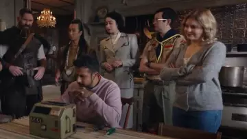 Gilet en tricot ajouré Molly Bracken porté par Samantha Arondekar (Rose McIver) comme on le voit dans Ghosts (S04E18)