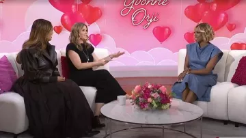 Julia Allert Elegante vestido de piel sintética sin mangas usado por Yvonne Orji como se ve en Today with Jenna & Friends el 16 de abril de 2025