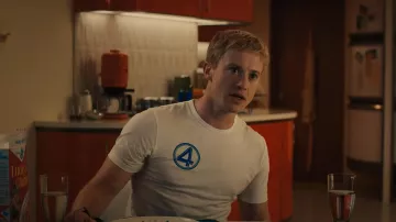 T-shirt blanc avec t-shirt bleu à quatre logos de Johnny Storm / Torche humaine (Joseph Quinn) dans Les Quatre Fantastiques : Premiers Pas