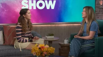 Cárdigan de lana merino a rayas de Sandy Liang Summers usado por Gracie Lawrence como se ve en The Kelly Clarkson Show el 17 de abril de 2025