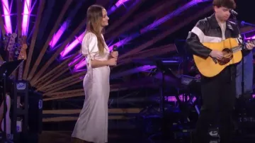 Vestido midi de seda con ribete de encaje Stella de Reformation x Kacey Musgraves, usado por Nina Daig en American Idol (temporada 23, episodio 8)