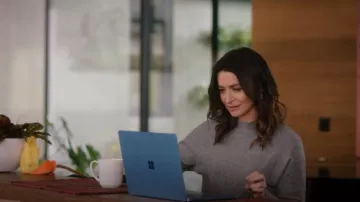 Microsoft Surface Laptop Go usado por Amelia Shepherd (Caterina Scorsone) como se ve en Grey's Anatomy (T21E12)