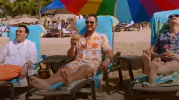 Camiseta de campamento de Hibbert Oshibana marrón de Orlebar usada por Luke Bryan como se ve en American Idol (T23E09)