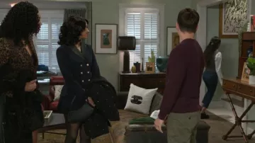 Miss Circle Nasia Navy Blue Double Breast Backless Blazer porté par Kat Richardson (Colby Muhammad) comme on le voit dans Beyond the Gates (S01E29)