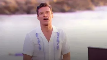 Camisa de bolos de algodón bordada Marrón Maitan de Orlebar usada por Ryan Seacrest como se ve en American Idol (T23E10)