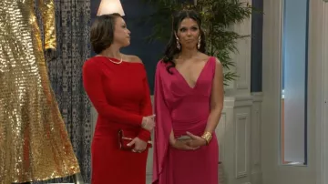 Alexis Bittar Bolso de hombro de cuero convertible angular usado por la Dra. Nicole Dupree Richardson (Daphnée Duplaix) como se ve en Beyond the Gates (S01E29)