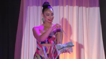 Deepa Gurnani Avianna Pochette portée par Chelsea Hamilton (Rhonnirose Mantilla) comme on le voit dans Beyond the Gates (S01E29)