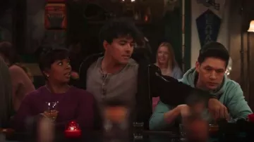 Chaqueta bomber de cuero nobuck Allsaints Izaka usada por Lucas Adams (Niko Terho) como se ve en Grey's Anatomy (T21E13)