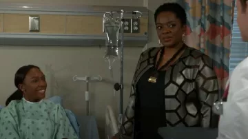 Joseph Ribkoff Manteau à la hanche à motif géométrique porté par Mona Wilson (Karan Kendrick) comme on le voit dans Beyond the Gates (S01E30)