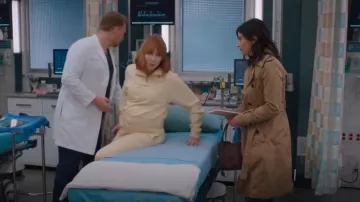 Cala Jade Iwa Mini Umber Twill usada por Nora (Floriana Lima) como se ve en Grey's Anatomy (T21E13)