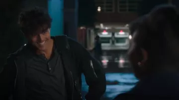 Cazadora bomber de cuero nobuck Allsaints Izaka usada por Lucas Adams (Niko Terho) como se ve en Grey's Anatomy (T21E15)