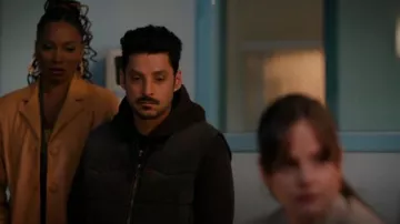 Levi's Western Super Puffer Chaleco usado por Dhan Rana (Karan Oberoi) como se ve en Found (S02E19)