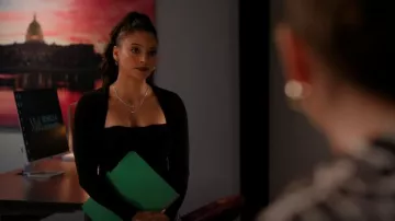 Alice + Olivia Ricarda Haut à enfiler carré côtelé porté par Lacey Quinn (Gabrielle Walsh) comme on le voit dans Found (S02E19)