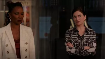 Antonio Melani Polina Camisa Frontal de Manga Larga con Cuello de Sarga Floral de Satén en Punto a Juego, usada por Heather Tolin Rogers (Hallie Ricardo) como se ve en Found (S02E19)