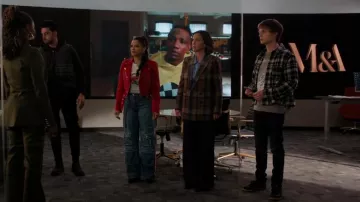 Cinq a Sept Moto Zoe Jacket Red Sangria usada por Lacey Quinn (Gabrielle Walsh) como se ve en Found (T02E19)