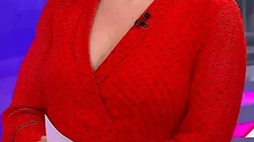 Robe portefeuille à pois rouges portée par (Donna Farizan) comme on le voit dans Aujourd’hui (S67)