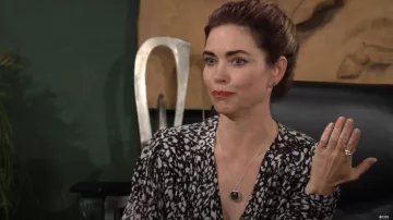 Collar de Victoria Newman (Amelia Heinle) en Los jóvenes y los inquietos (T49, 9 de agosto de 2022)