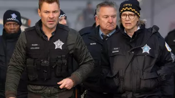 Chaqueta con cuello de piel verde usada por Adam Ruzek (Patrick Flueger) en Chicago Fire (T13E13)