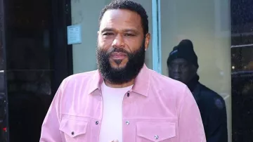 Veste en daim rose pour hommes d’Anthony Anderson dans The View