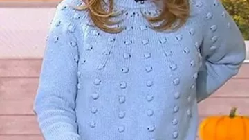 Pull à pompon bleu de (Jenna Bush Hager) comme on le voit dans Aujourd’hui (S67)