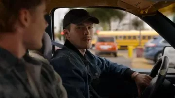 Veste en jean de corvée doublée de surchemise bleue Caterpillar portée par Kit Russell (Casey W. Johnson) comme on le voit dans Ransom Canyon (S01E01)