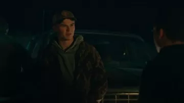Chaqueta con cremallera Old Navy Sherpa usada por Lucas Russell (Garrett Wareing) como se ve en Ransom Canyon (S01E01)