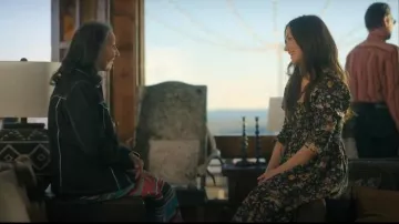 Dôen Bijou Robe midi à smocks en coton fleuri portée par Quinn O’Grady (Minka Kelly) telle qu’on la voit dans Ransom Canyon (S01E01)