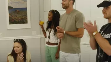 Top de popelina blanca con lazos de Zara usado por Ciara Miller como se ve en Summer House (T09E10)