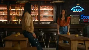 Haut à manches bouffantes Doen June porté par Quinn O’Grady (Minka Kelly) vu dans Ransom Canyon (S01E01)