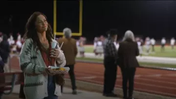 Cárdigan de rayas de punto trenzado Aqua usado por Quinn O'Grady (Minka Kelly) como se ve en Ransom Canyon (S01E01)