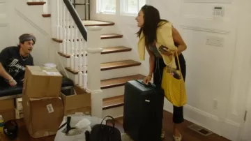 Bolso de lona con estampado amarillo Goyard usado por Paige DeSorb como se ve en Summer House (S09E10)