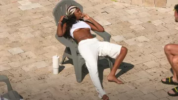 Pantalones blancos de pierna recta Skims usados por Ciara Miller como se ve en Summer House (S09E10)