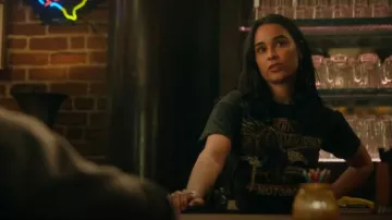 Camiseta Rock Harley de MadeWorn, usada por Ellie Estevez (Marianly Tejada), como se ve en Ransom Canyon (temporada 1, episodio 2)