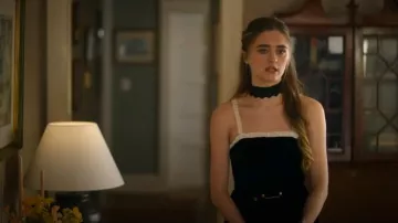 Vestido de terciopelo Reformation Le Marais usado por Lauren Brigman (Lizzy Greene) como se ve en Ransom Canyon (S01E02)