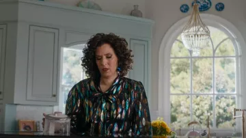 Rixo Moss Pussy-Bow Metallic Fil Coupé Blusa de gasa en mezcla de seda en multicolor usada por Judy Gemstone (Edi Patterson) como se ve en The Righteous Gemstones (S04E07)