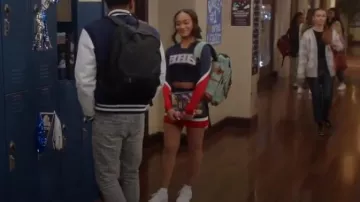 Sac à dos mince pour ordinateur portable Mancio avec port de charge USB porté par Tori (Lauryn Hardy) comme on le voit dans All American (S07E10)