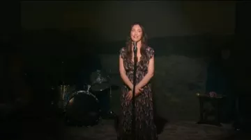 Robe longue imprimée en dentelle Etro Paisley portée par Quinn O’Grady (Minka Kelly) comme on le voit dans Ransom Canyon (S01E03)