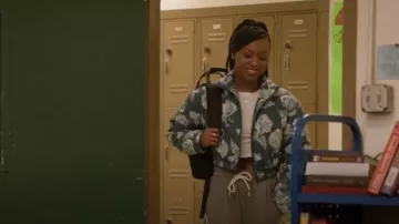 Forever 21 Rose Print Denim Puffer Jacket portée par Amina (Alexis Chikaeze) comme on le voit dans All American (S07E10)